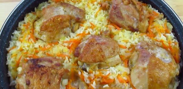 Как вкусно запечь куриные бедра в духовке с чесноком и рисом