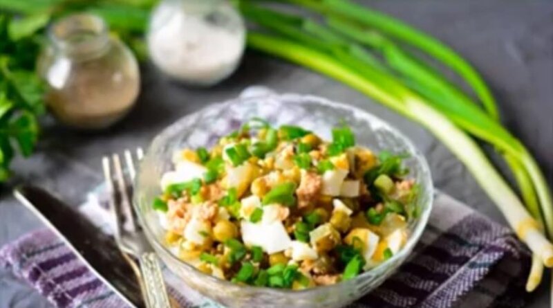 Очень вкусный и простой салат из печени трески с зеленым горошком