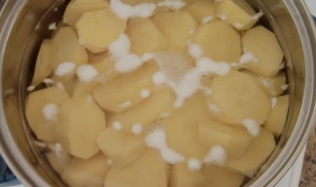 Отварите картофель