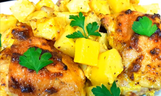 Запеченные в духовке куриные бедра, картофельный рукав