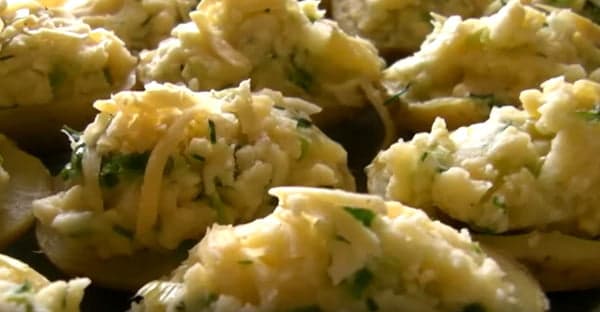 Картофель, фаршированный мякотью, жареным луком и сыром