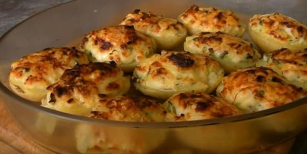 Запеченный в духовке картофель с сыром и луком