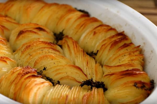 Ароматный нарезанный картофель