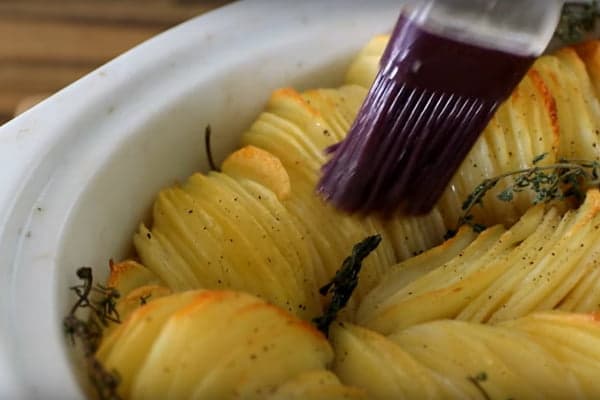 Ломтики картофеля, натертые маслом