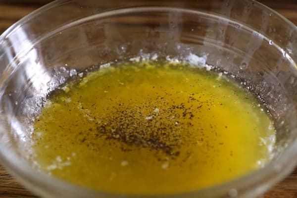 Масло и растопленное сливочное масло со специями