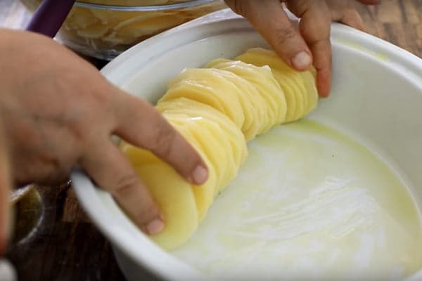 Картофельные ломтики в блюде для выпечки