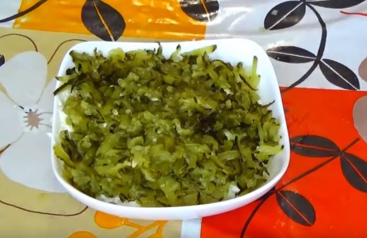 Салат из печени трески с солеными огурцами