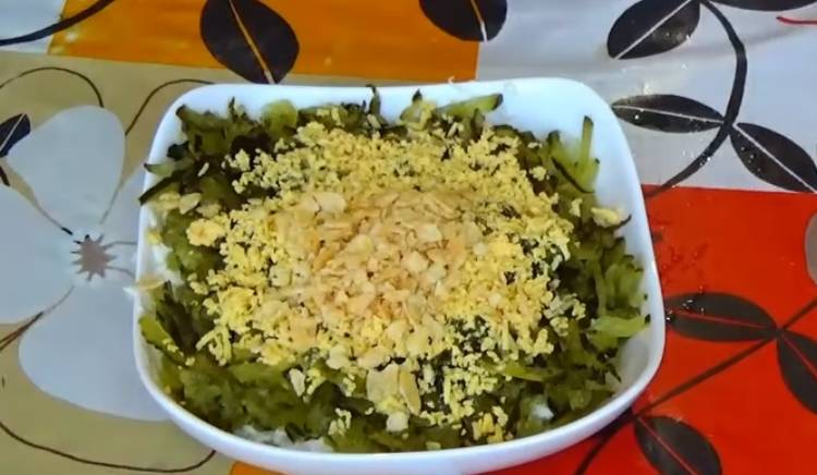 Салат из печени трески с солеными огурцами