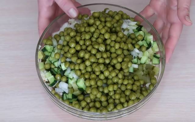 salat-cold-olive-luk-i-goroshek.jpg