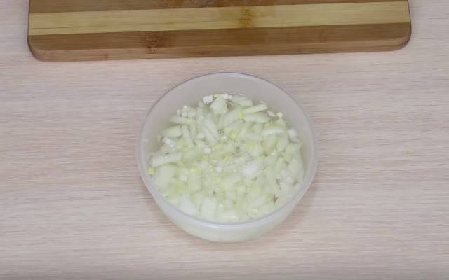 salat-zimniy-olive-luk.jpg