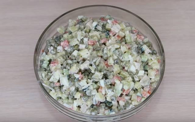 salat-zimniy-olivka-zapravlyaem.jpg
