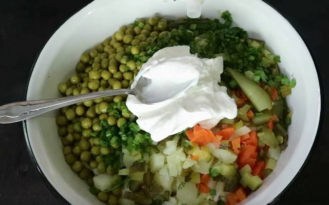 salat-zimniy-solenie-ogurci-mayonez.jpg