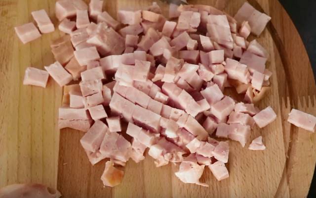 salat-zimniy-solenie-ogurci-rezgem-kolbasu.jpg