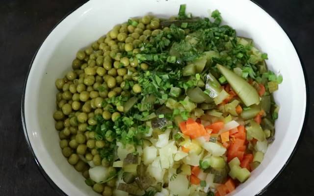 salat-zimniy-solen-ogurci-zelen-i-goroshek.jpg
