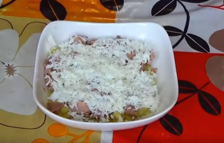 Салат из печени трески с солеными огурцами