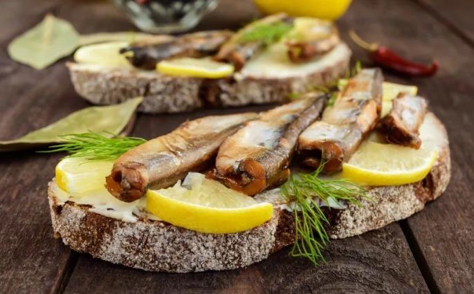 Самые простые бутерброды со шпротами и лимоном на Новый год