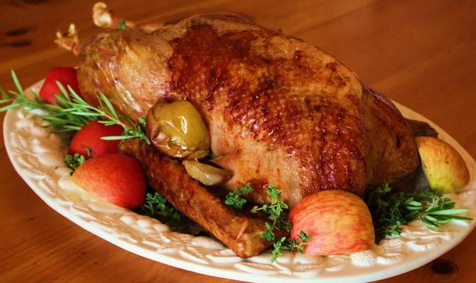 Гусь, фаршированный гречневой крупой и грибами