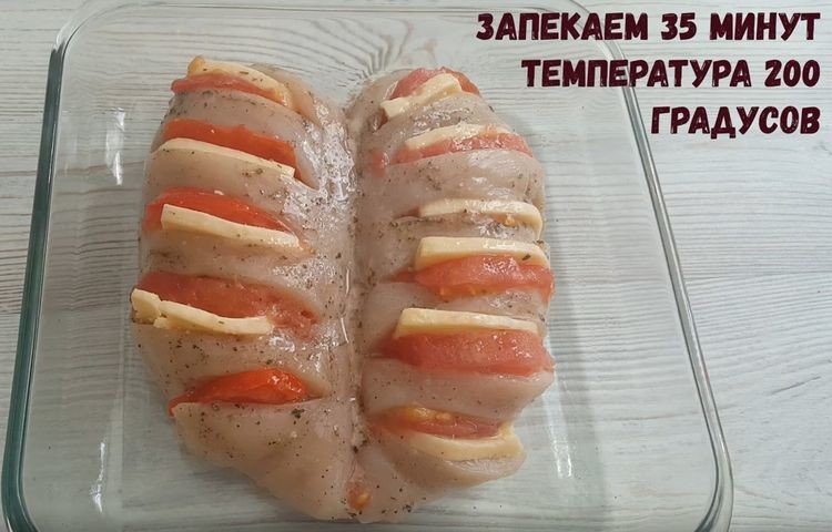 Положите туда помидор и сыр.