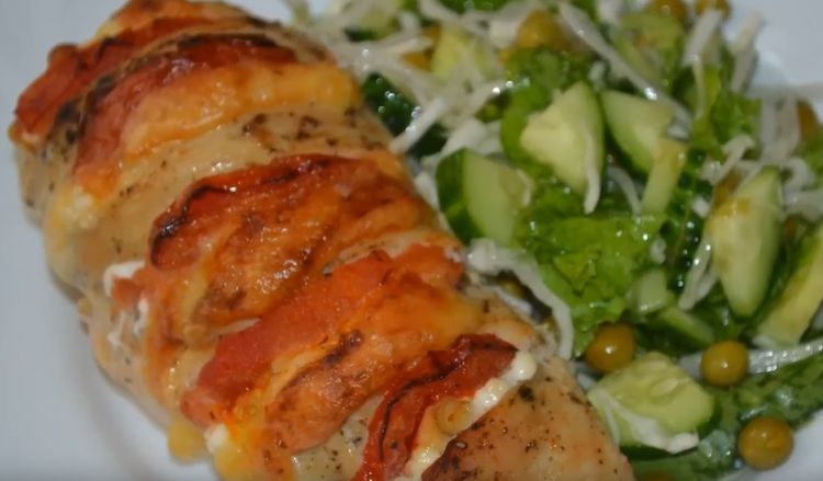 Курица с помидорами и сыром