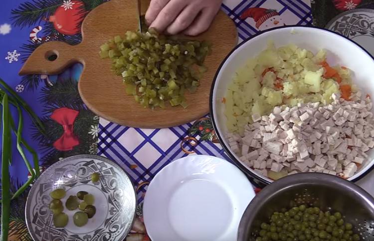зимний салат с огурцами и курицей