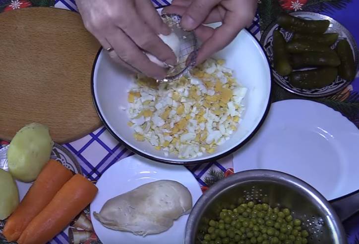зимний салат с огурцами и курицей