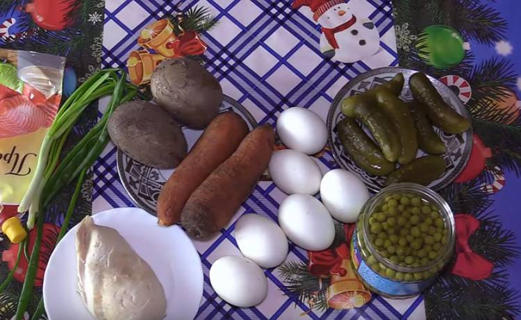 Зимний салат с огурцами и курицей
