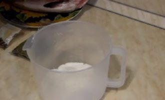 Приготовьте рассол отдельно. Насыпьте сахар-песок и соль в емкость и перемешайте вместе. Залейте рассол холодной водой до полного растворения кристаллов сахара и соли. Маринад для тушения готов.