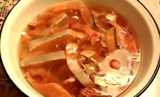 Положите кусочки рыбы в широкую миску и залейте их маринадом. Тщательно перемешайте, чтобы все ломтики были равномерно покрыты маринадом и хорошо посолены. Оставьте в холодильнике на полчаса. В это время несколько раз перемешайте рыбу ложкой.