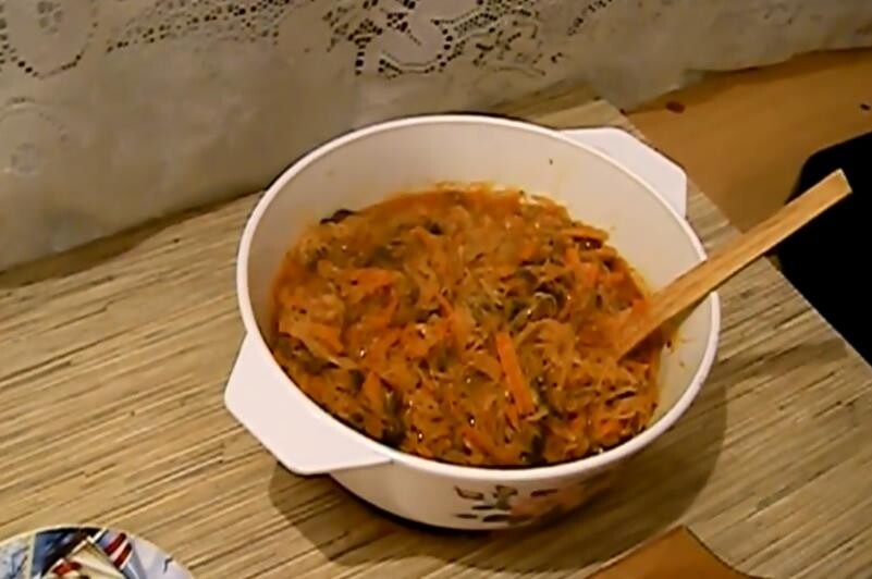 Вкусное рагу из грибов и капусты на сковороде по простому рецепту