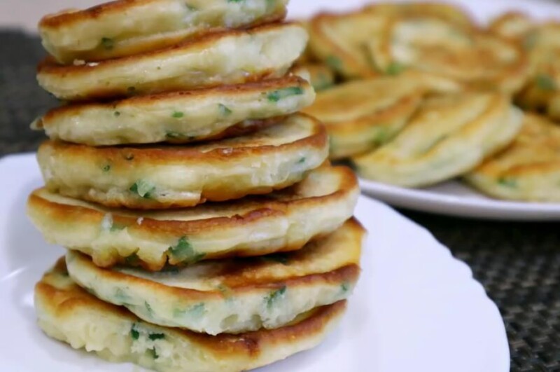 Вкусные несладкие оладьи на кефире с яйцом и зеленью