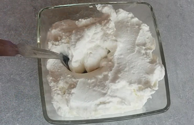tvorog-v-domashnih-uslovijah-iz-zamorozhennogo-kefir