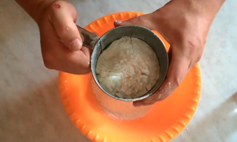 просеять муку