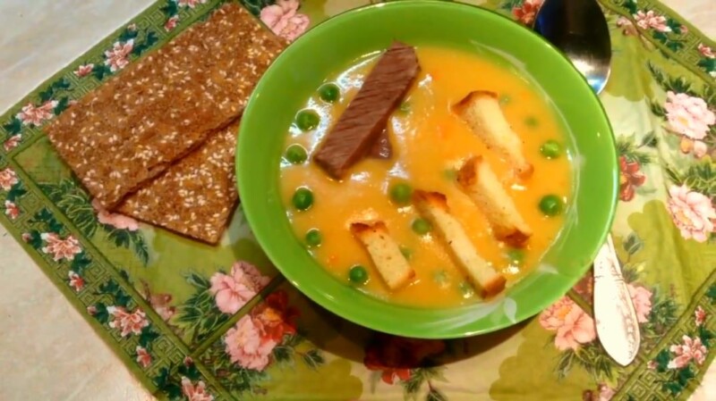Очень вкусный гороховый суп со свининой и гренками