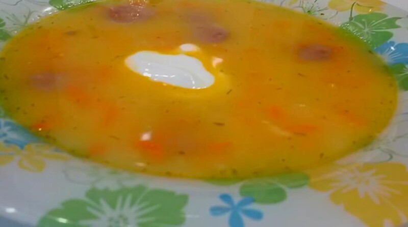 сытный гороховый суп с охотничьими колбасками и сыром