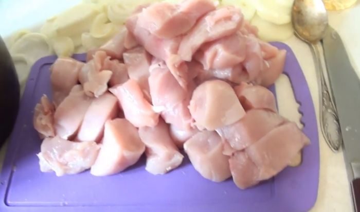 Нарезать курицу на крупные порционные куски