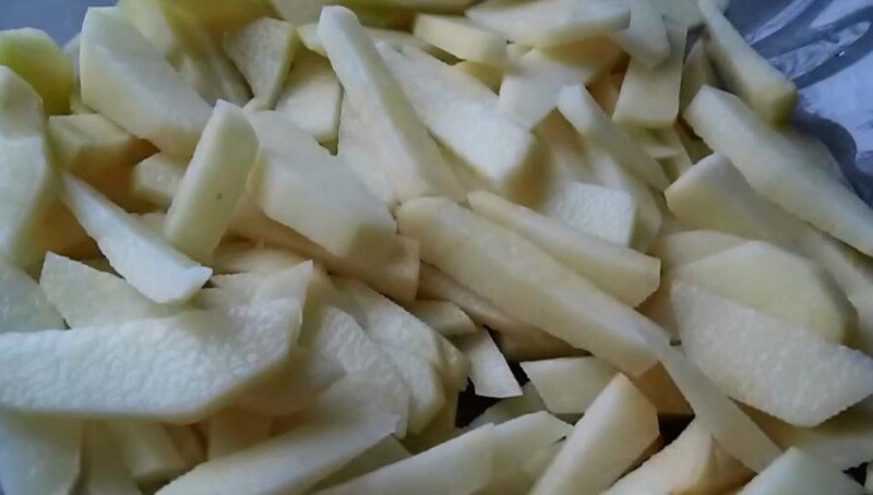 Нарежьте картофель полосками