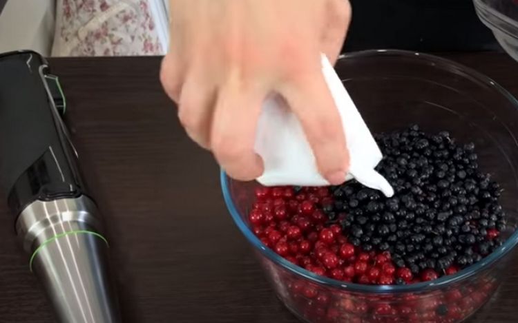 Смесь клубники, черники и смородины