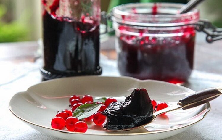 Клубничное и черничное варенье