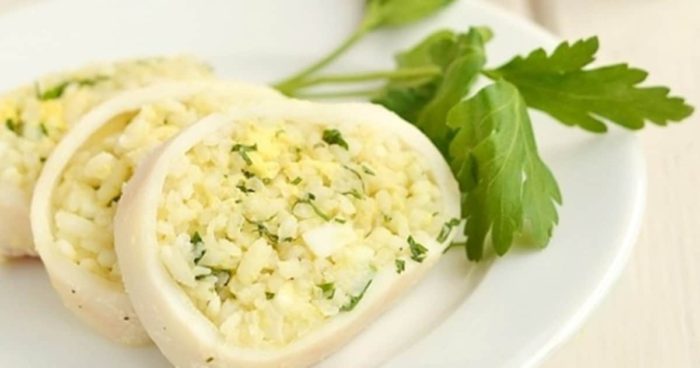 Кальмар, фаршированный яйцом, луком, рисом
