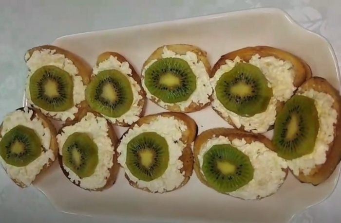 Бутерброды с киви, плавленым сыром и чесноком