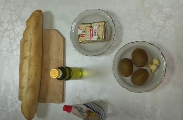 Батончик, киви, сыр и чеснок