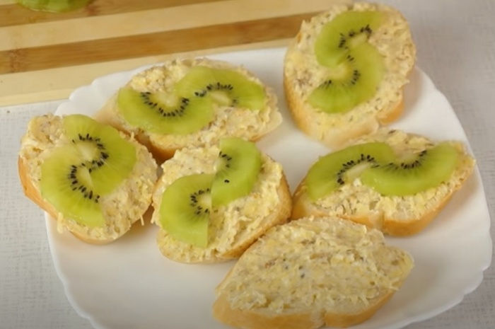 Сэндвич с киви со сливками и сыром