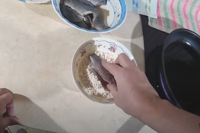 Как жарить рыбу на сковороде с мукой?