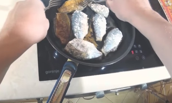 Как жарить рыбу на сковороде с мукой?