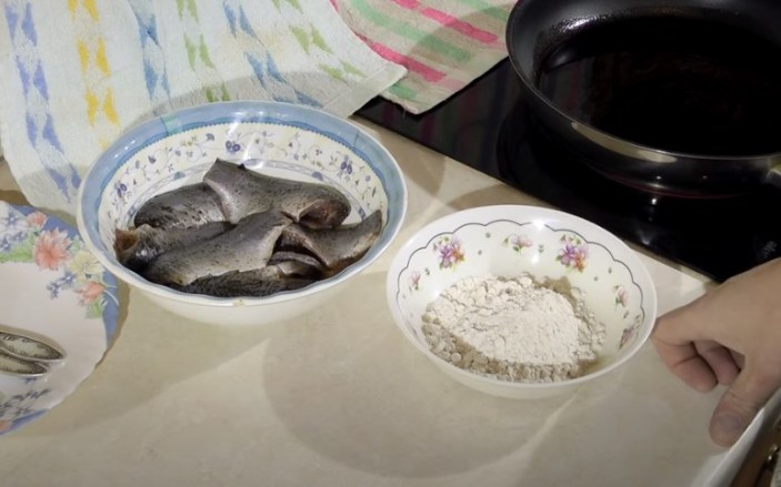 Как пожарить рыбу на сковороде с мукой?