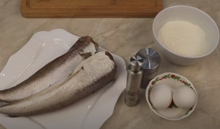 Как пожарить рыбу на сковороде с мукой?