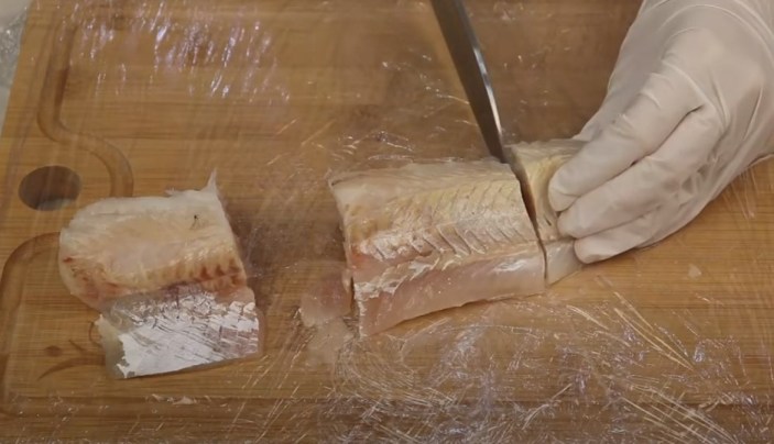 Как жарить рыбу на сковороде с мукой?