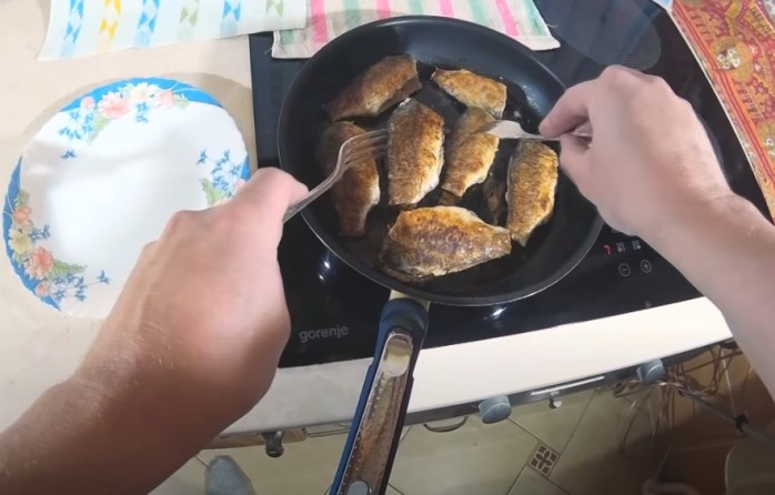Как пожарить рыбу на сковороде с мукой?