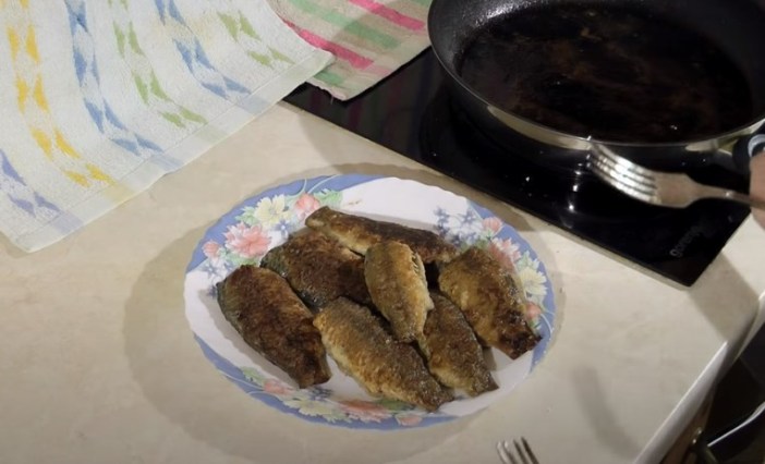 Как пожарить рыбу на сковороде с мукой?