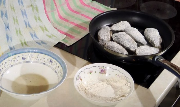 Как жарить рыбу на сковороде с мукой?